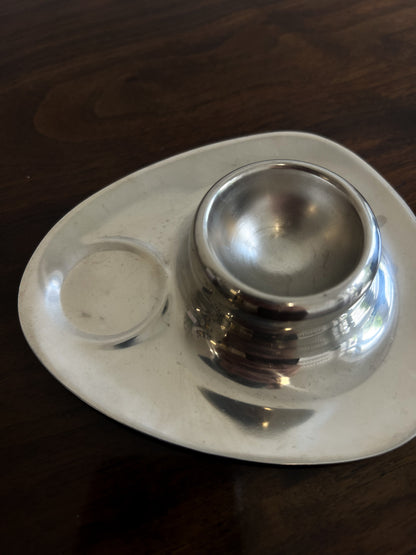 Lekka, aluminiowa podstawka na jajko w stylu modernistycznym