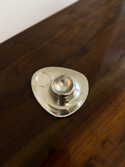 Lekka, aluminiowa podstawka na jajko w stylu modernistycznym