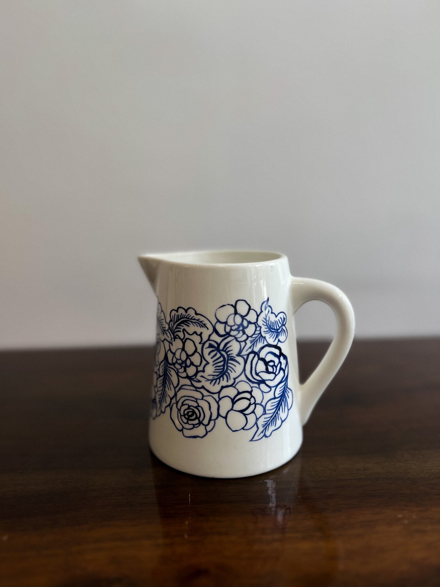 Ceramiczny dzbanuszek w kwiatowy motyw