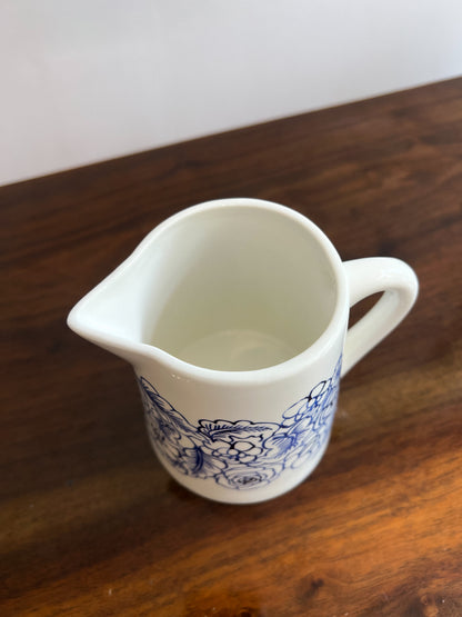 Ceramiczny dzbanuszek w kwiatowy motyw