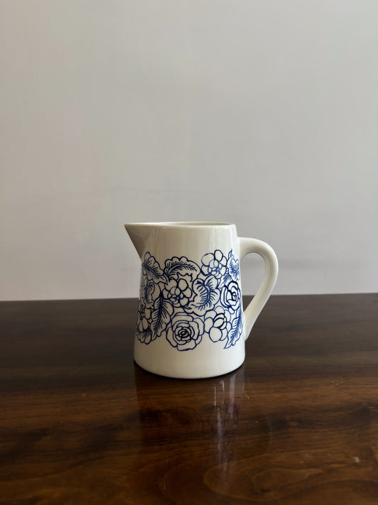 Ceramiczny dzbanuszek w kwiatowy motyw