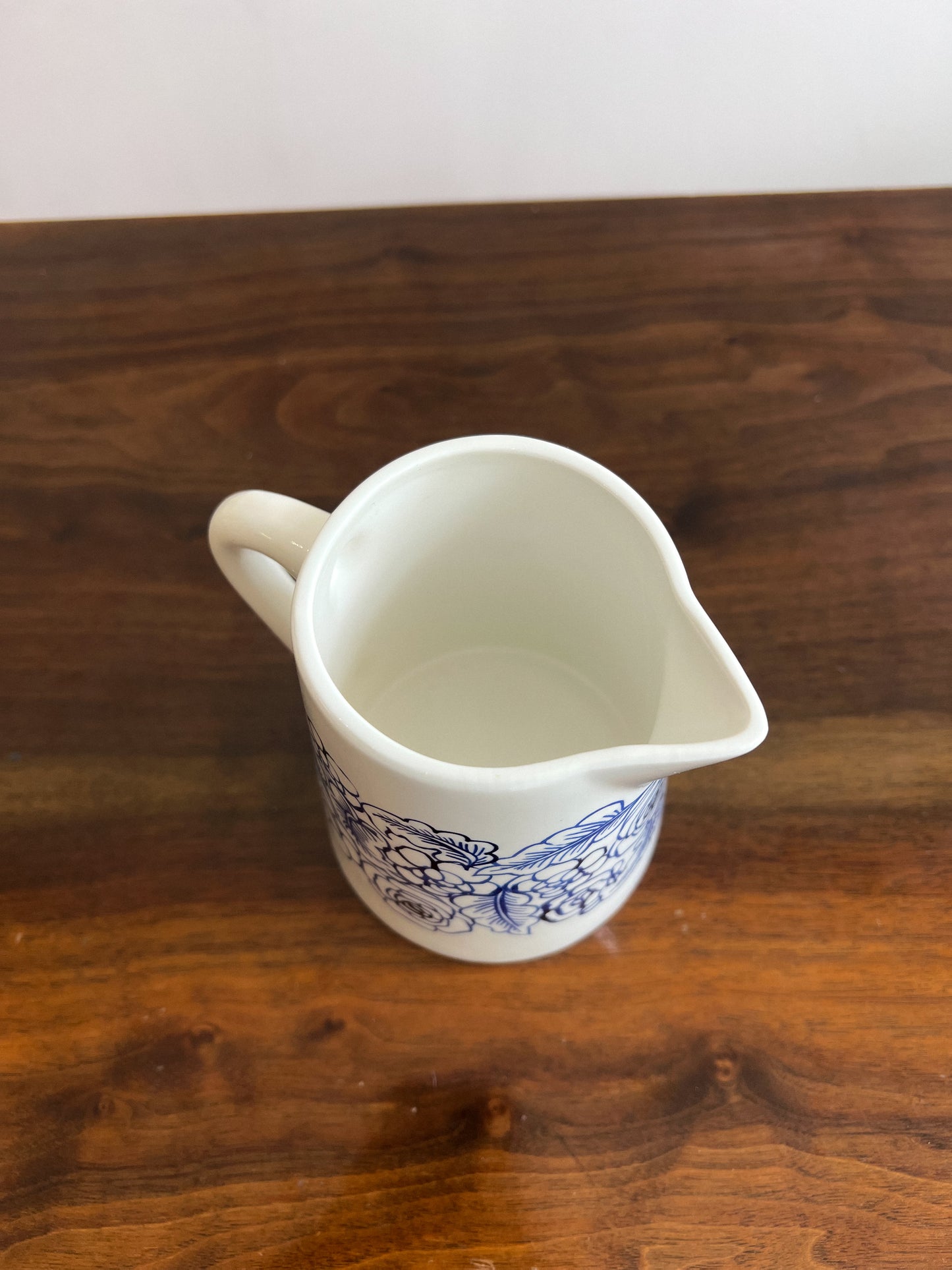 Ceramiczny dzbanuszek w kwiatowy motyw