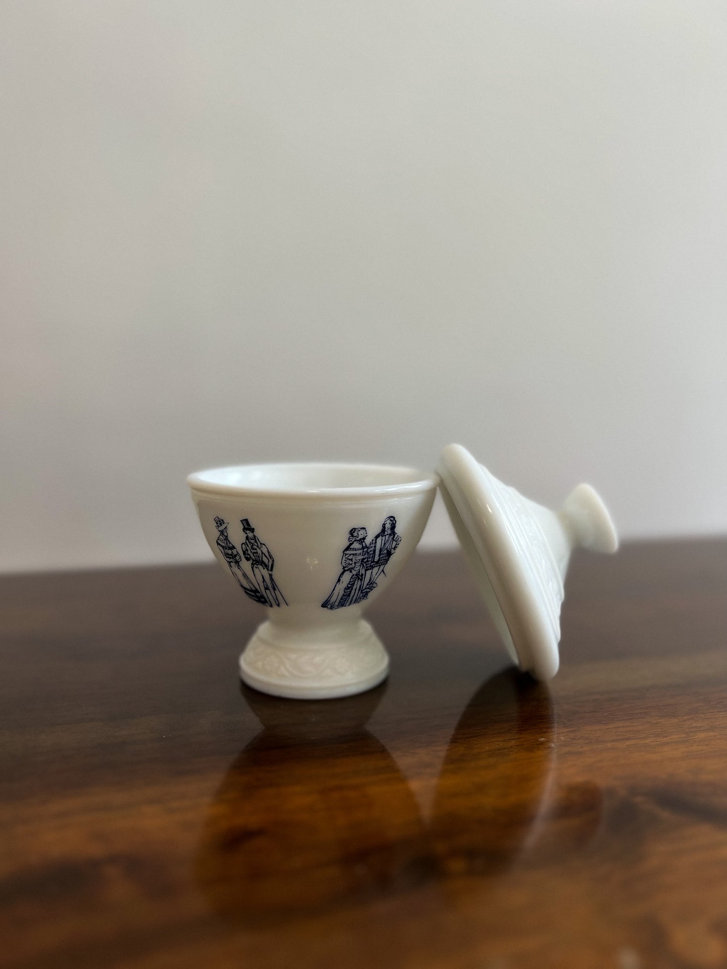 Eleganckie naczynie z mlecznobiałego szkła z pokrywką