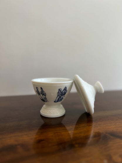 Eleganckie naczynie z mlecznobiałego szkła z pokrywką