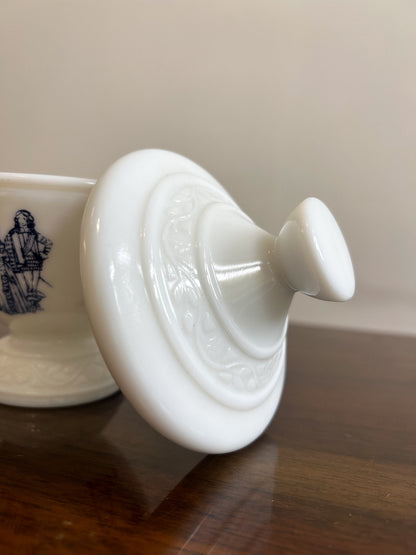 Eleganckie naczynie z mlecznobiałego szkła z pokrywką