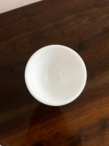 Eleganckie naczynie z mlecznobiałego szkła z pokrywką