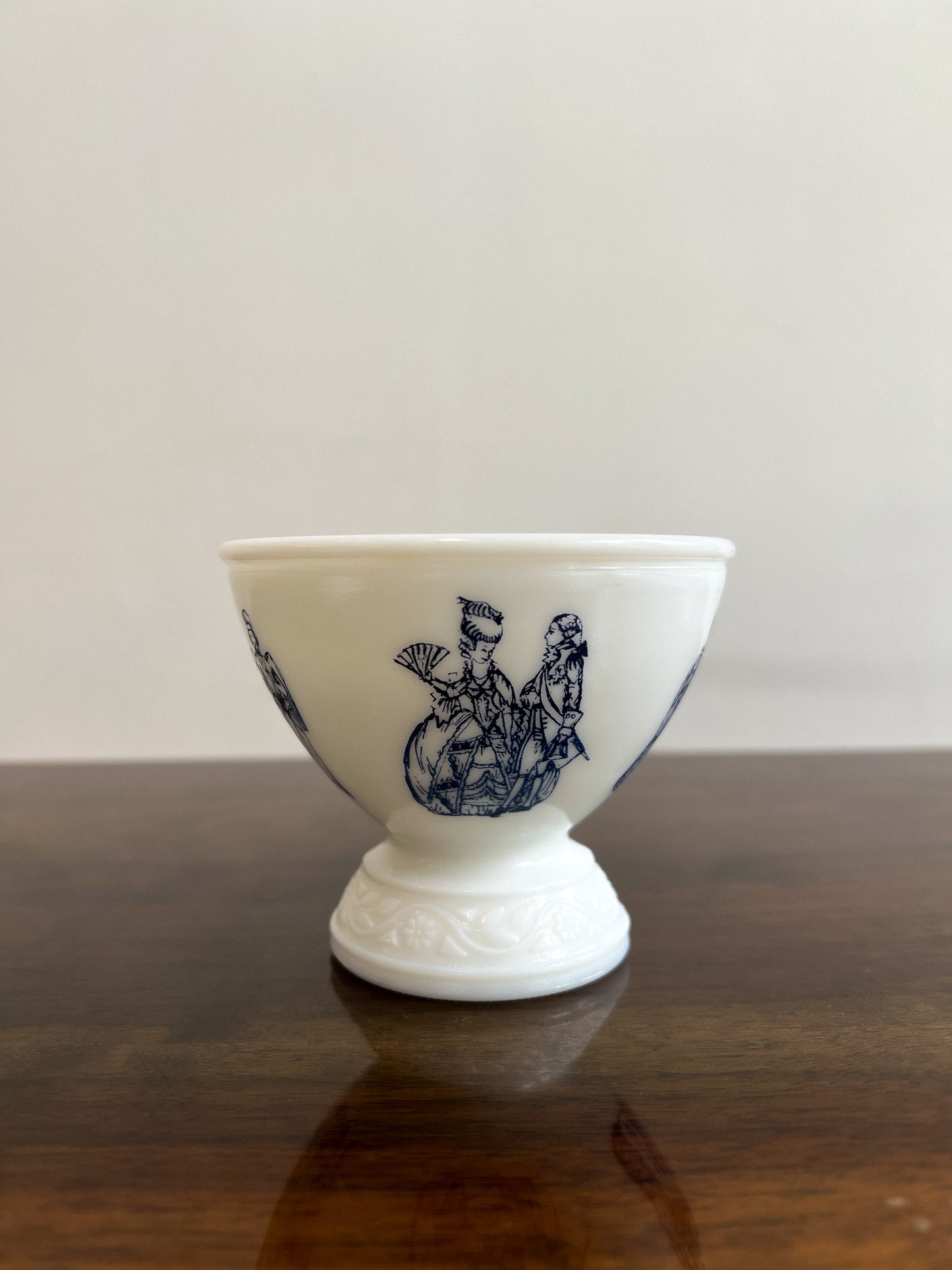 Eleganckie naczynie z mlecznobiałego szkła z pokrywką