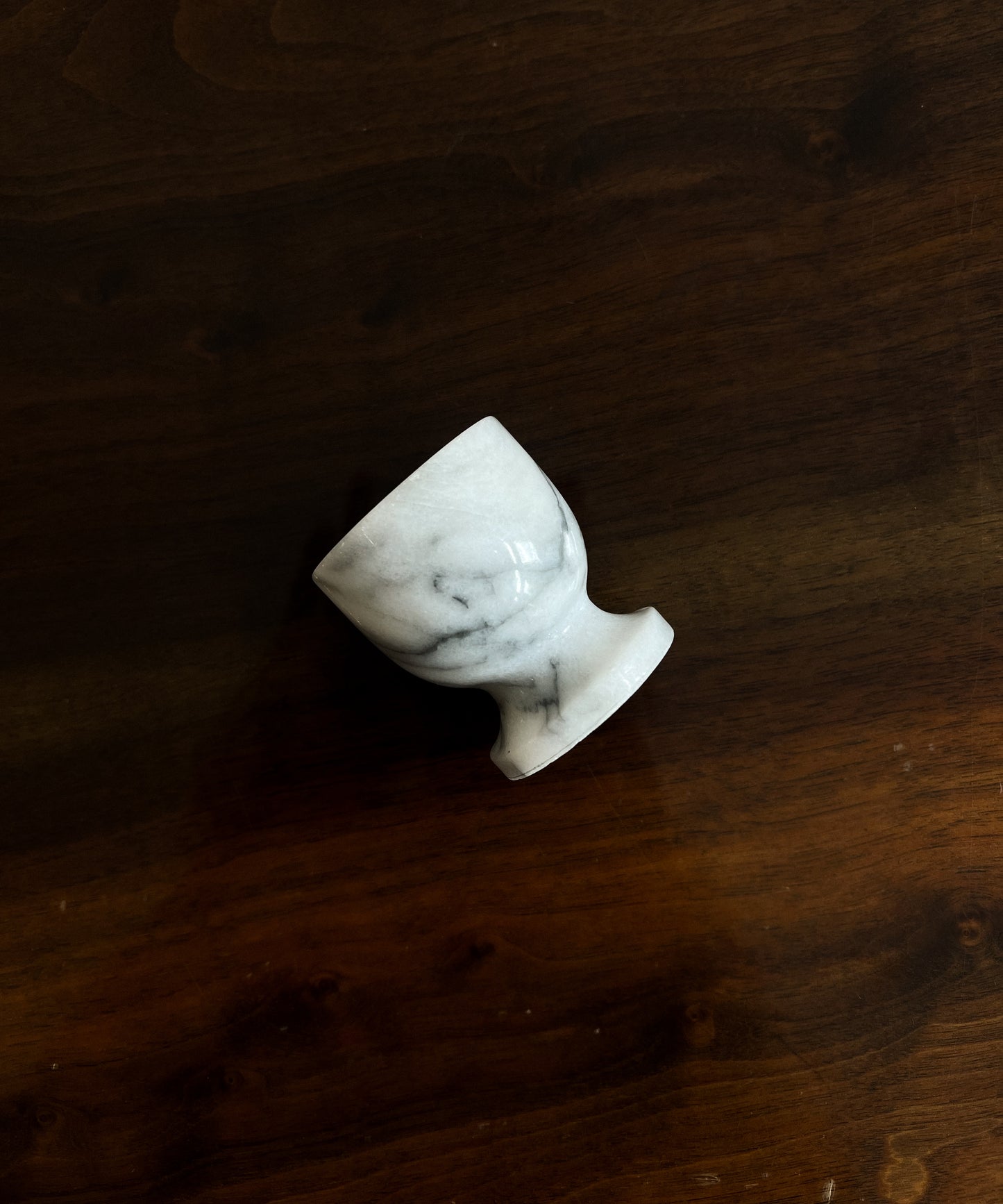 Marmurowy kieliszek na jajko