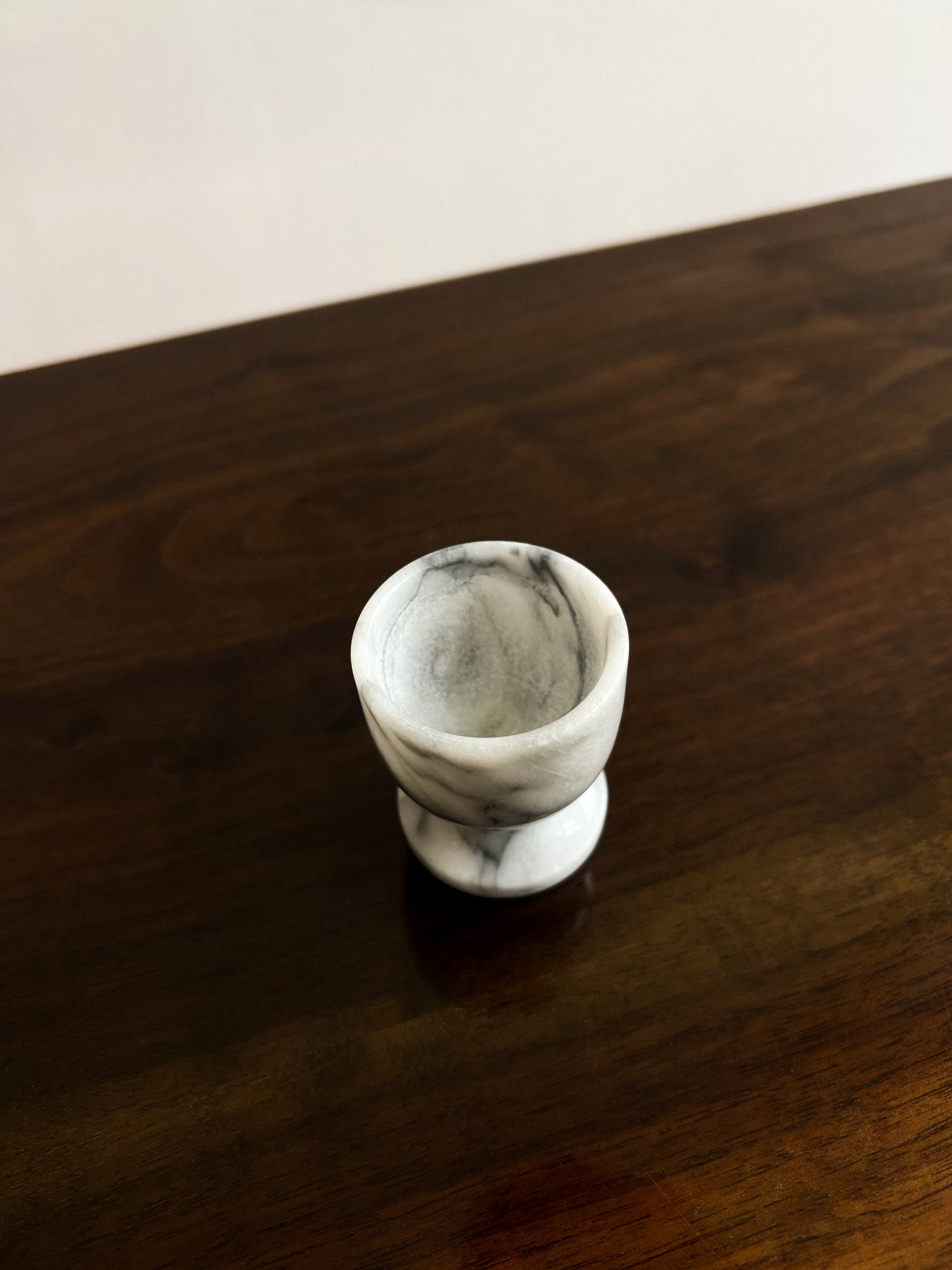 Marmurowy kieliszek na jajko