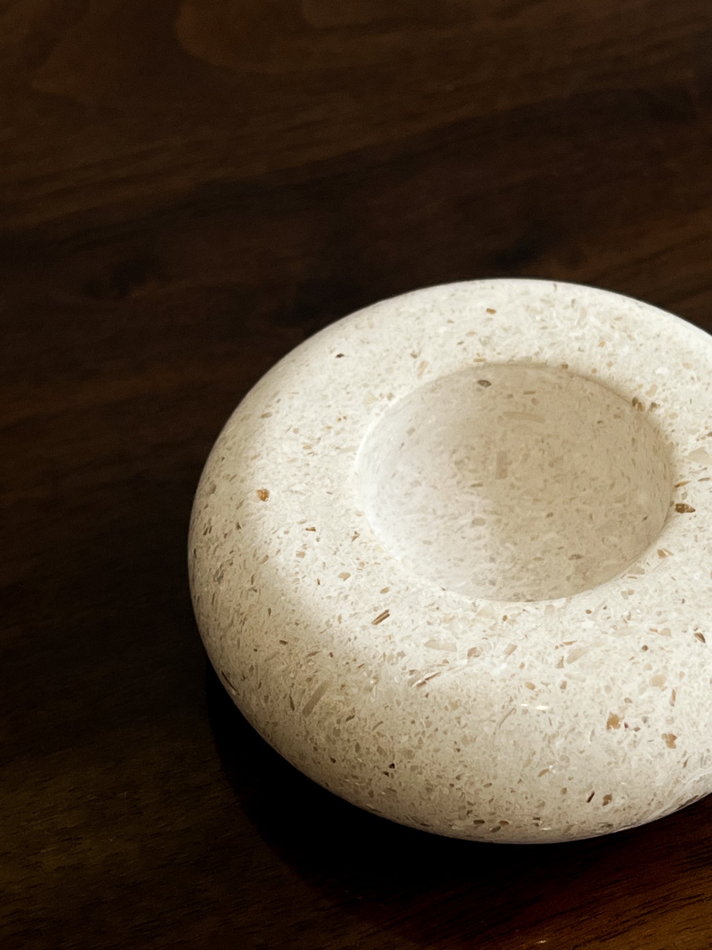 Świecznik wykonany z naturalnego kamienia