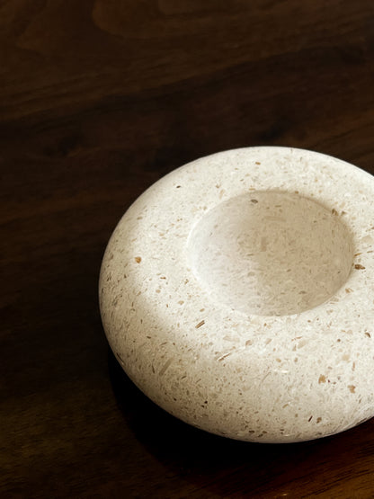 Świecznik wykonany z naturalnego kamienia