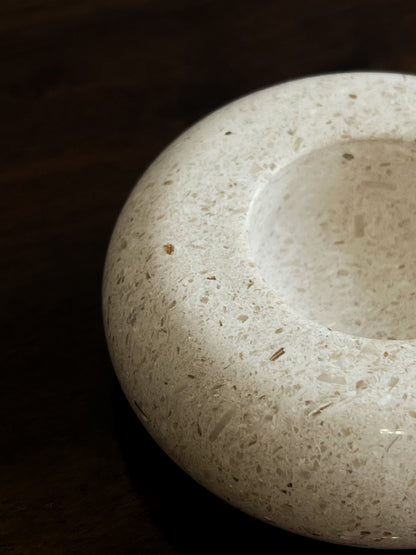 Świecznik wykonany z naturalnego kamienia