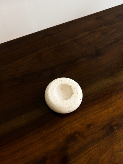 Świecznik wykonany z naturalnego kamienia