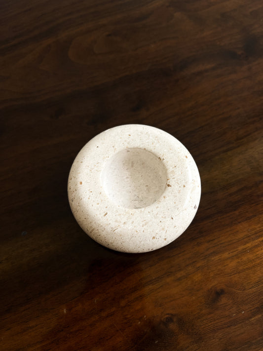 Świecznik wykonany z naturalnego kamienia