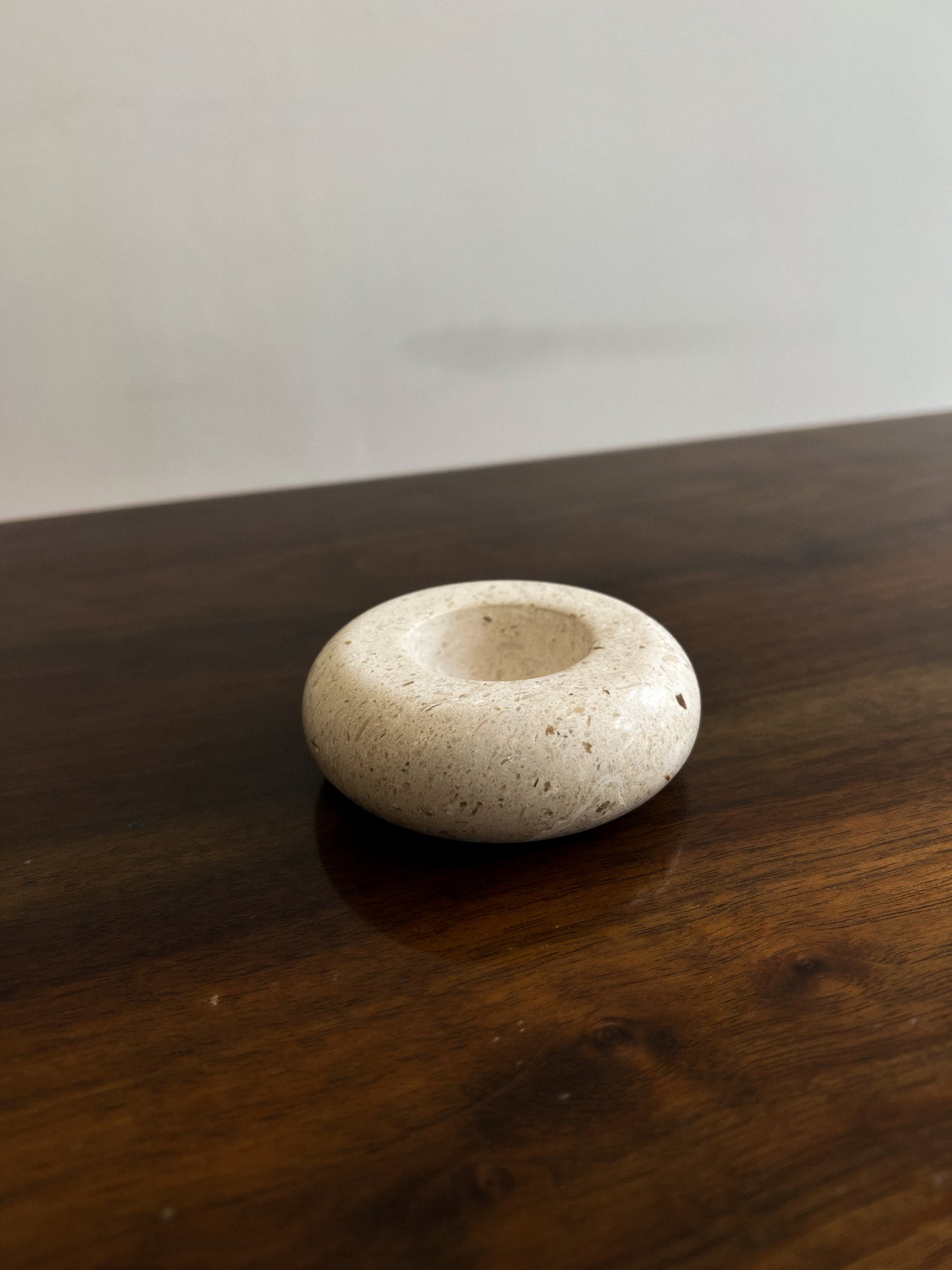 Świecznik wykonany z naturalnego kamienia