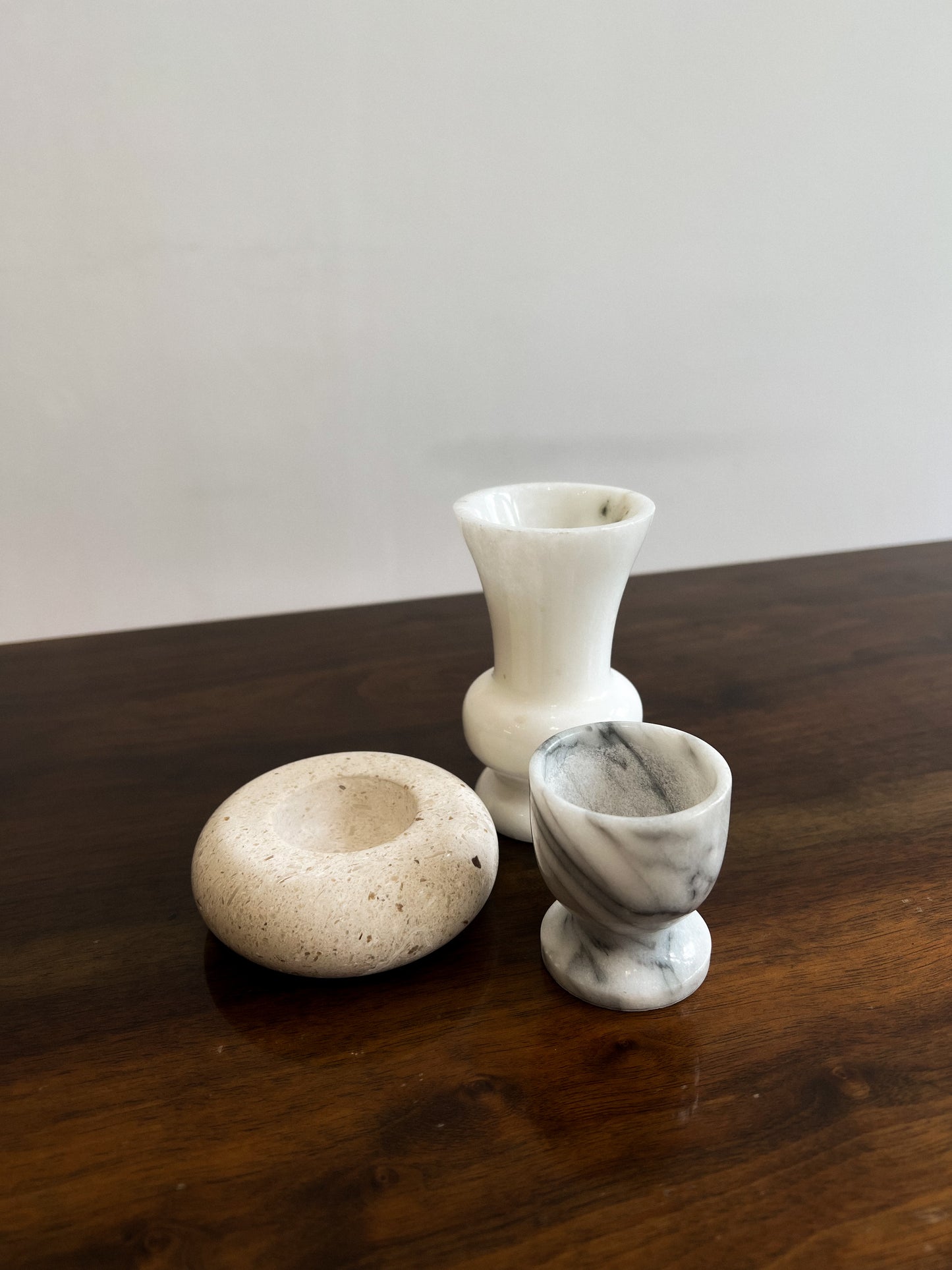 Mały wazon wykonany z naturalnego marmuru