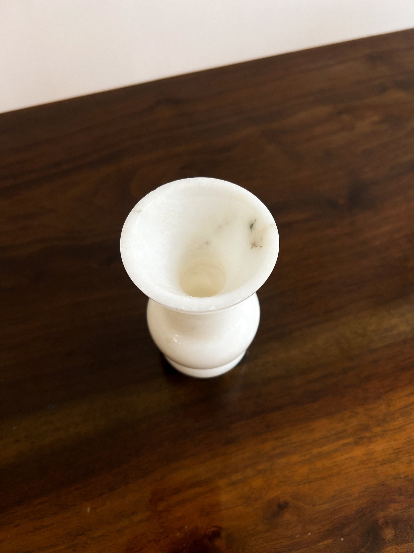 Mały wazon wykonany z naturalnego marmuru