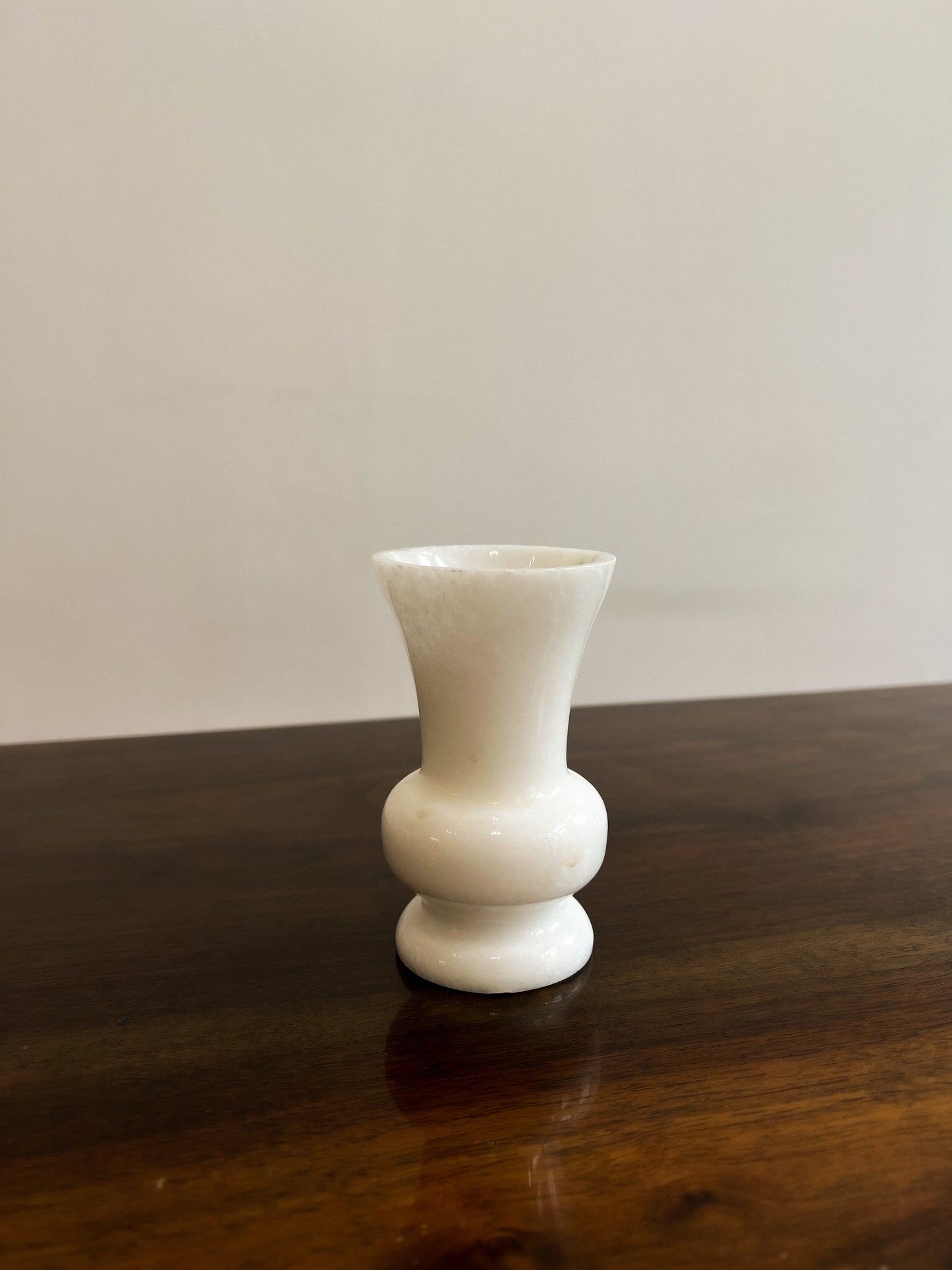 Mały wazon wykonany z naturalnego marmuru