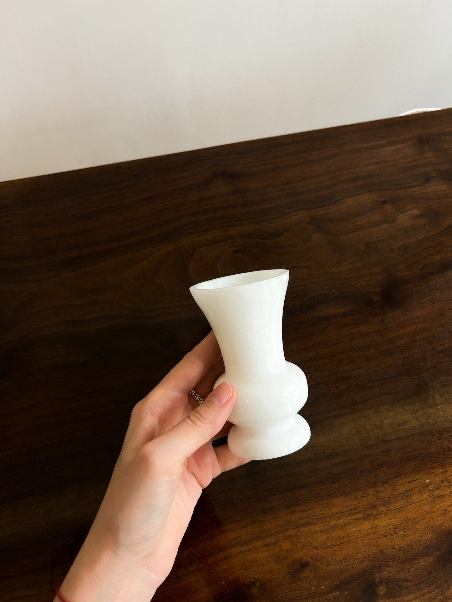 Mały wazon wykonany z naturalnego marmuru