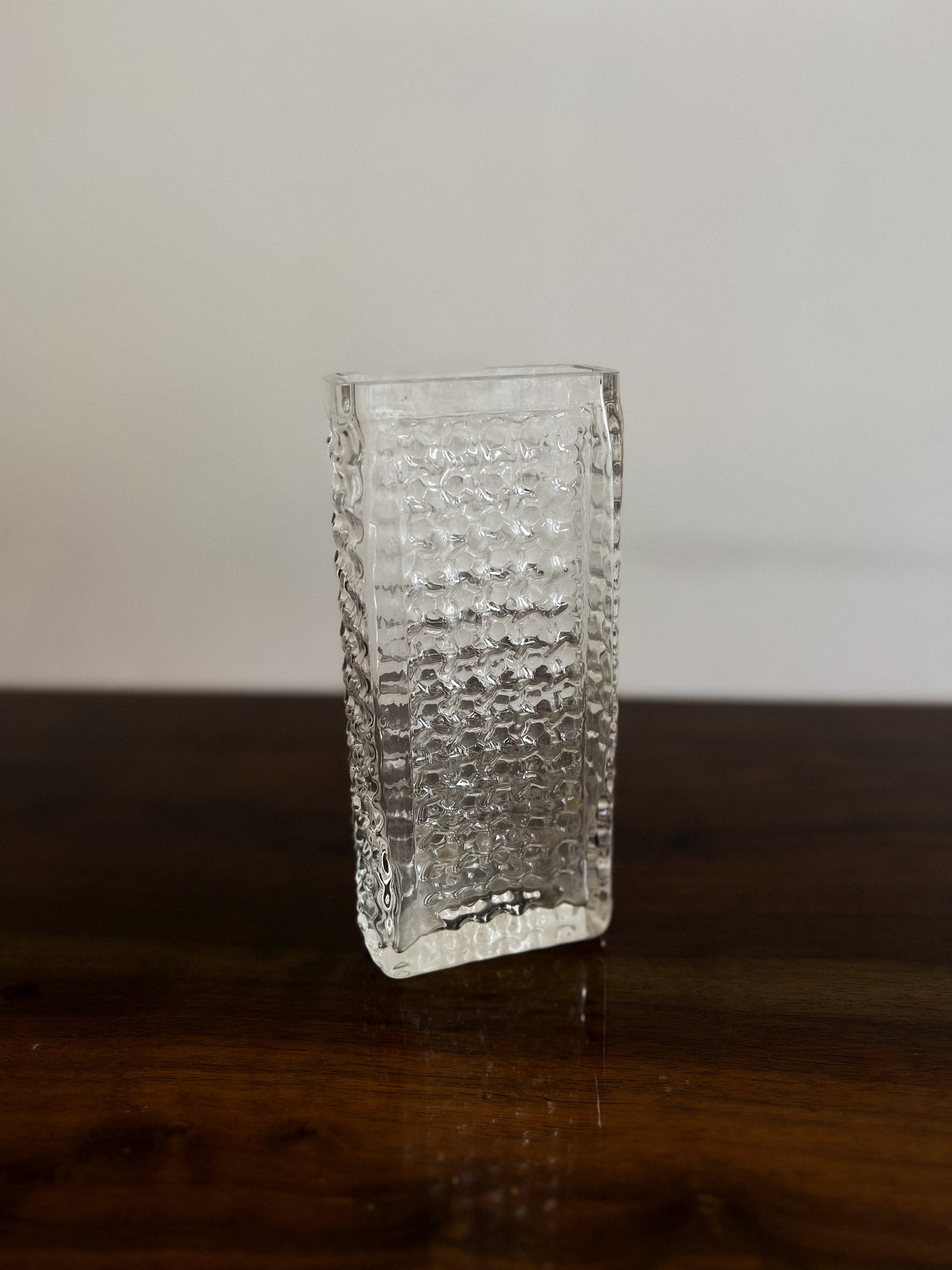 Szklany wazon o geometrycznej formie