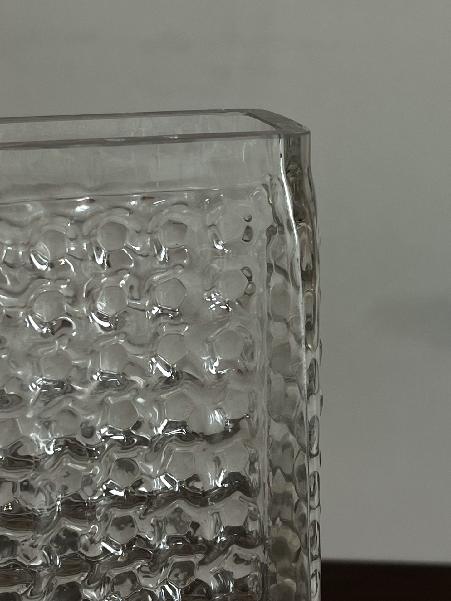 Szklany wazon o geometrycznej formie