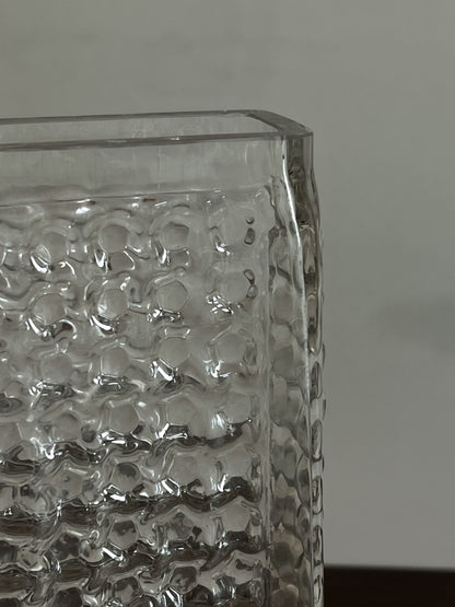 Szklany wazon o geometrycznej formie