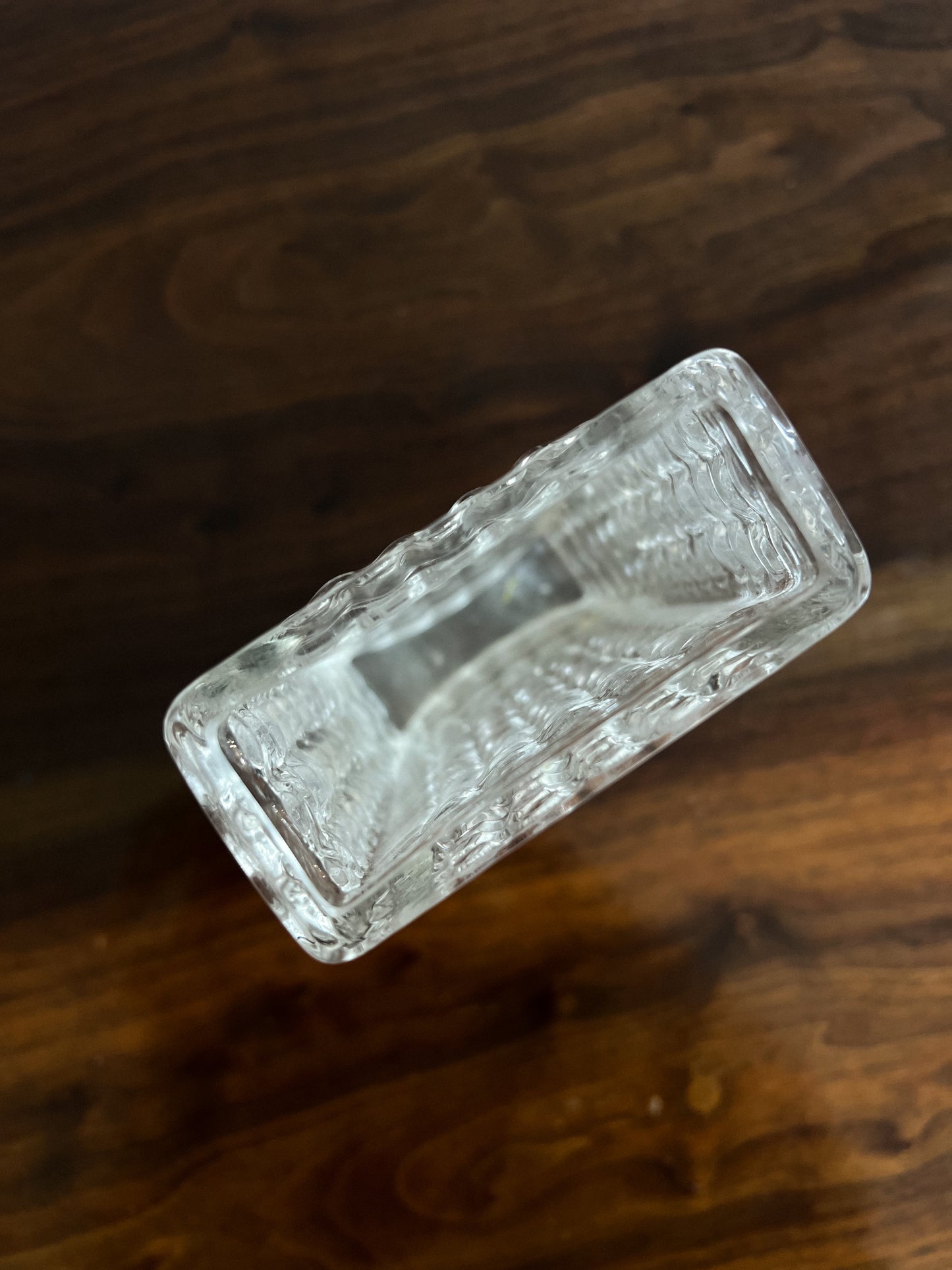 Szklany wazon o geometrycznej formie