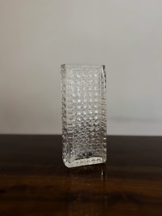 Szklany wazon o geometrycznej formie