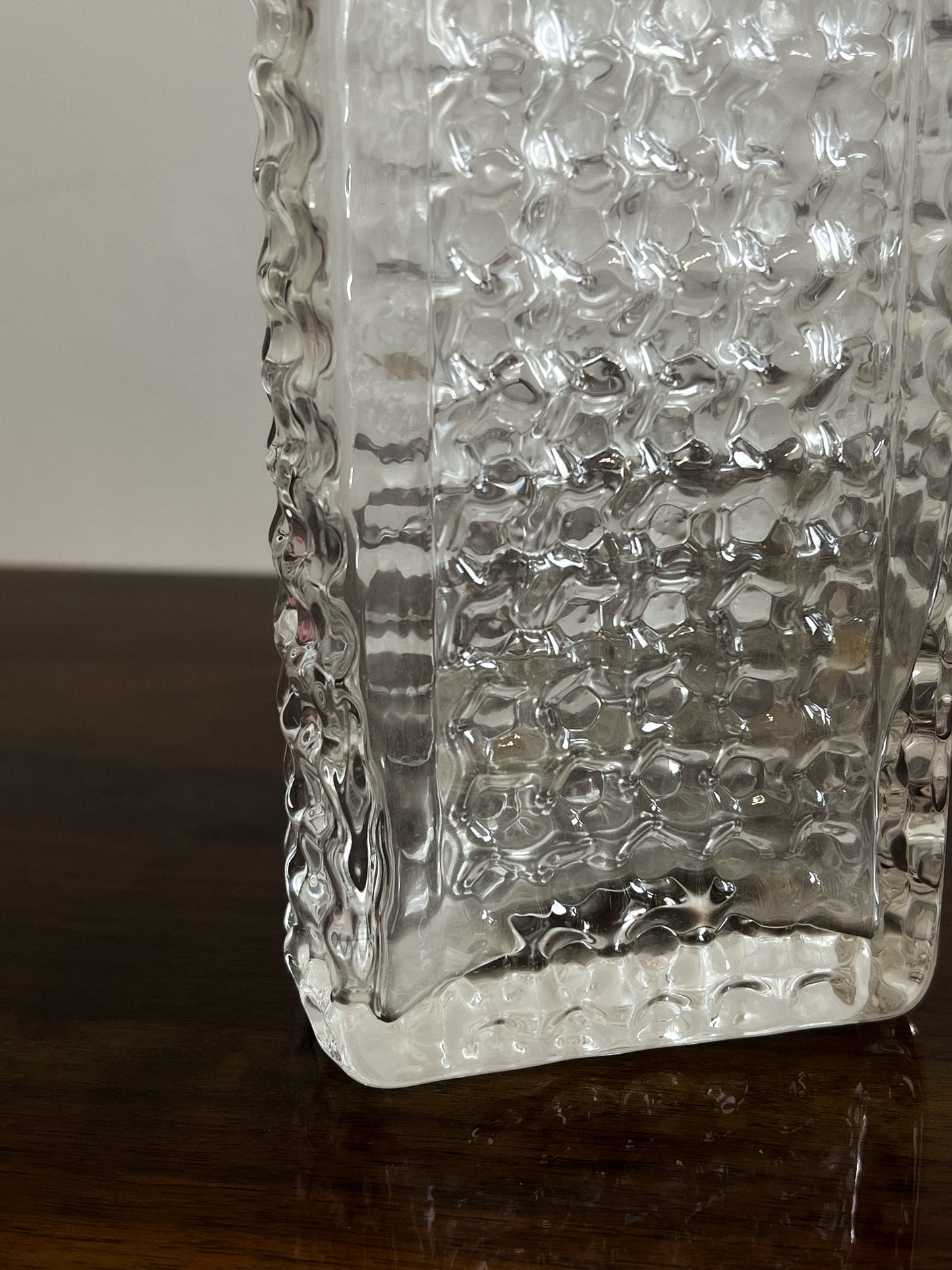 Szklany wazon o geometrycznej formie