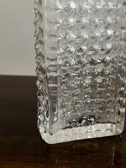 Szklany wazon o geometrycznej formie