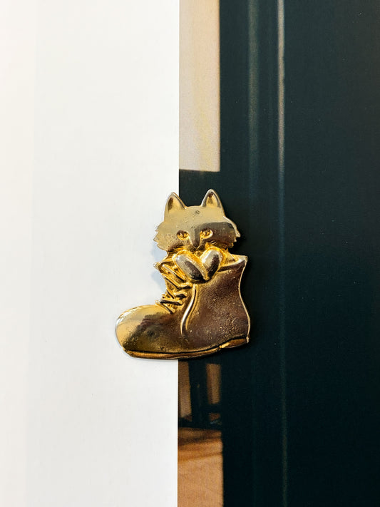 Broszka złoty but z motywem kota
