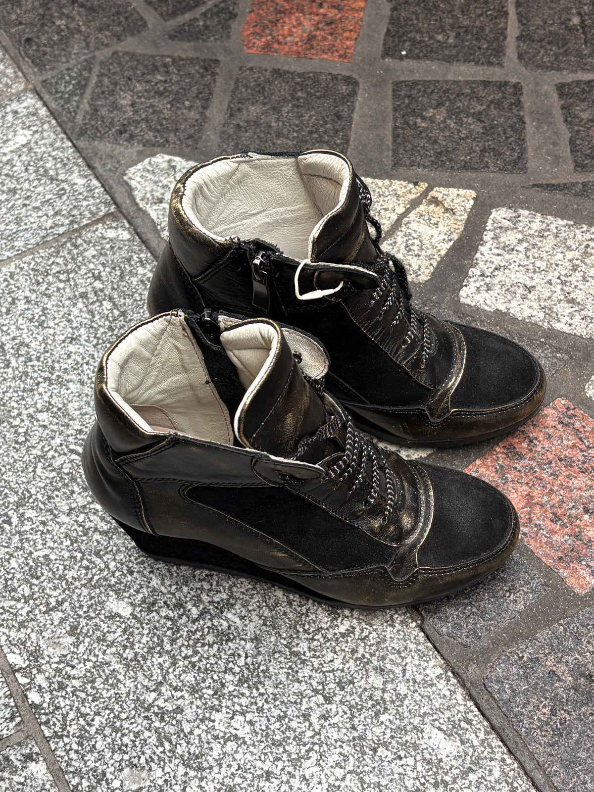 Skórzane wedge sneakersy na koturnie 36