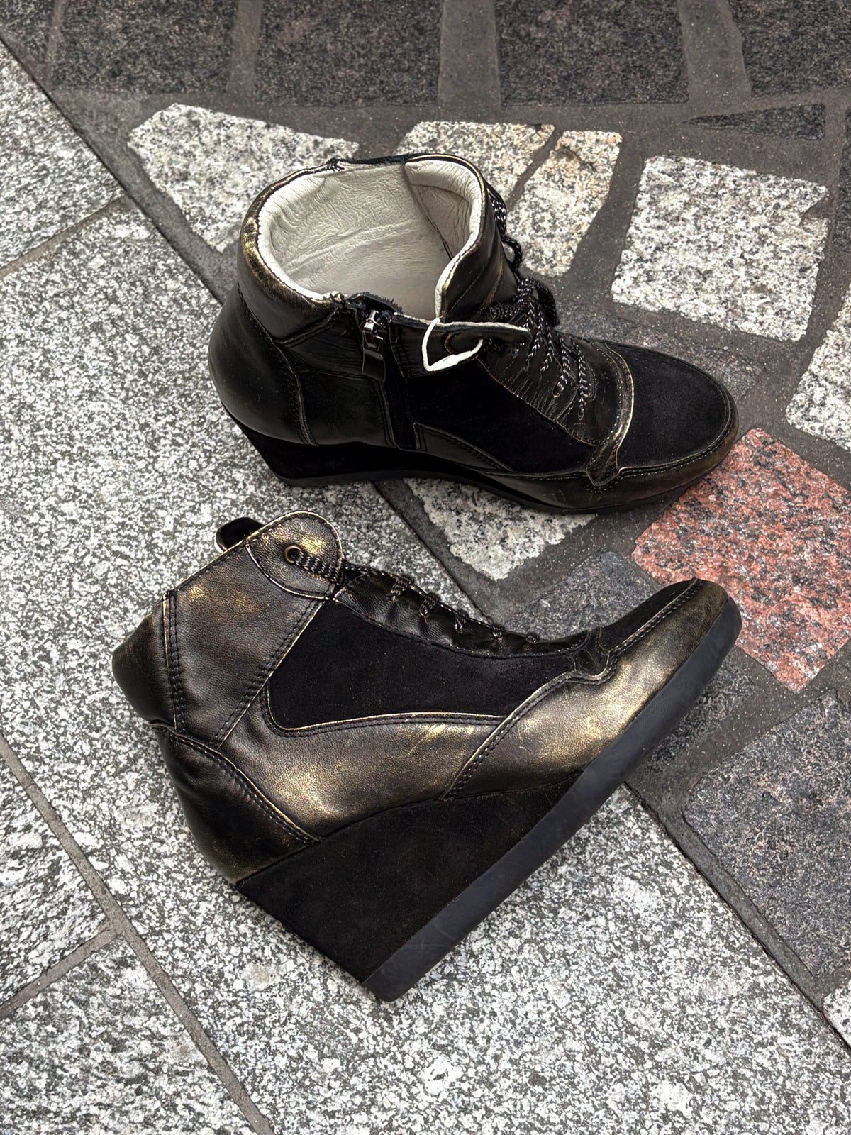 Skórzane wedge sneakersy na koturnie 36