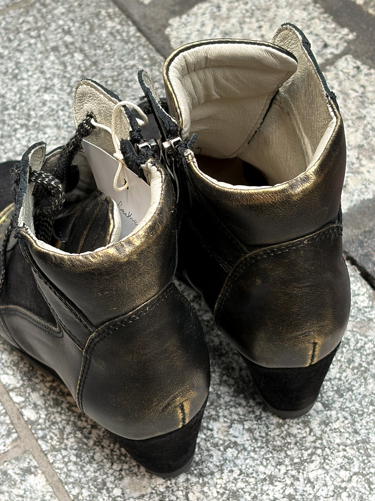 Skórzane wedge sneakersy na koturnie 36