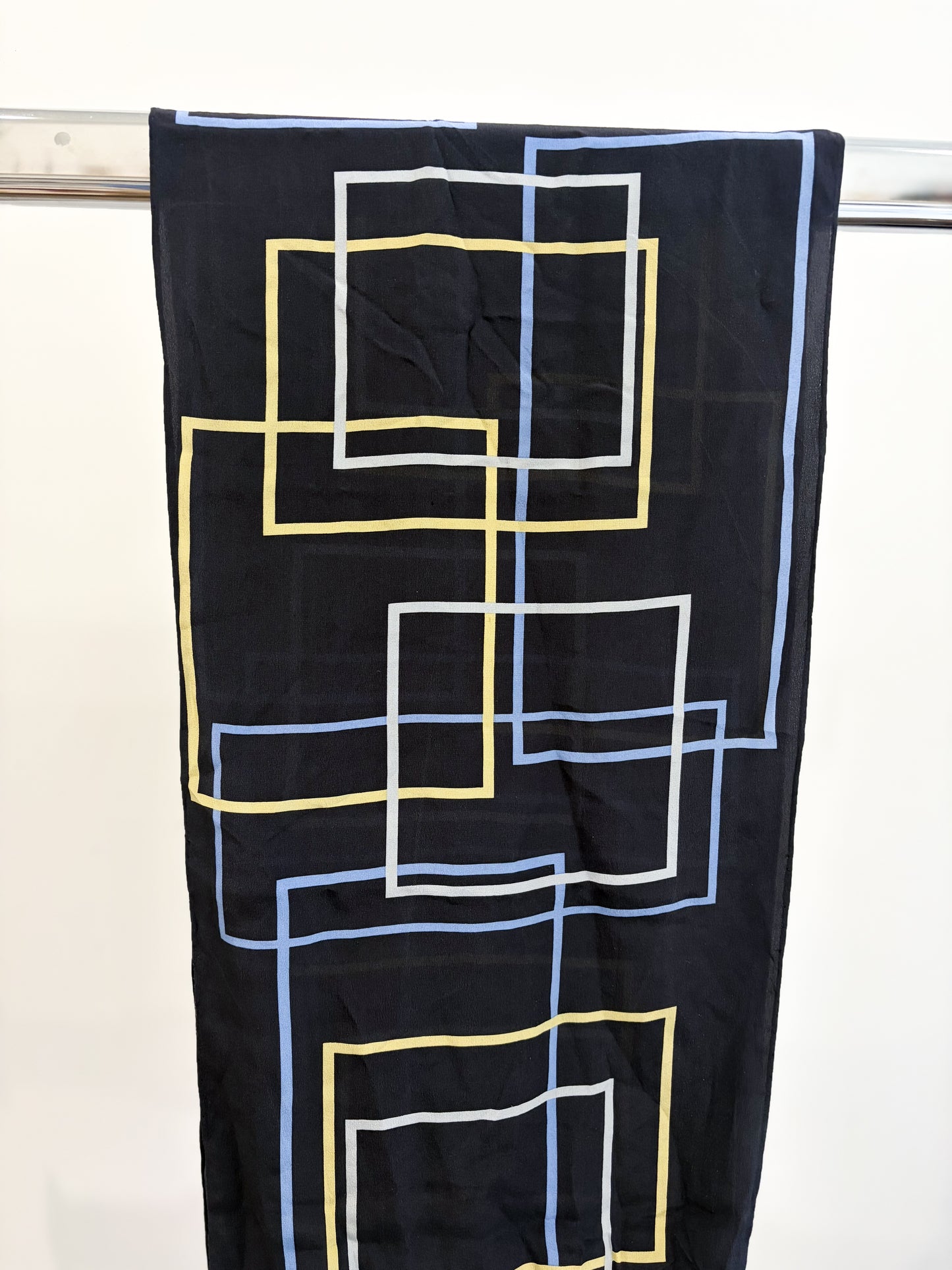 Jedwabna apaszka w geometryczny wzór 130x30