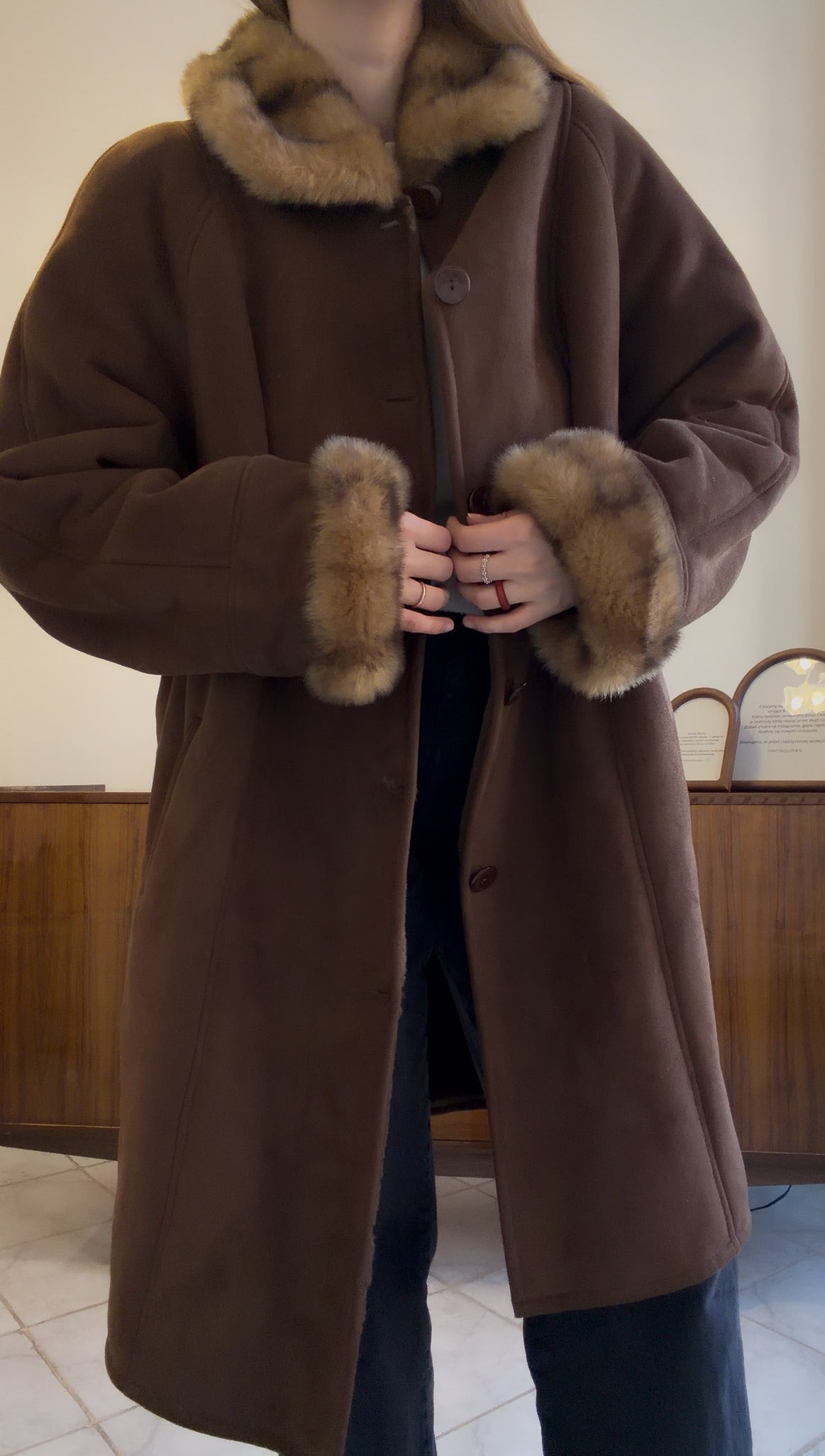 Duży kożuch z futrzanym akcentem | XL-XXL